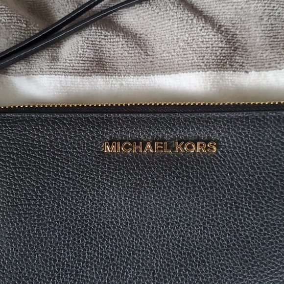 Michael Kors wristlet - Picture 2 of 4